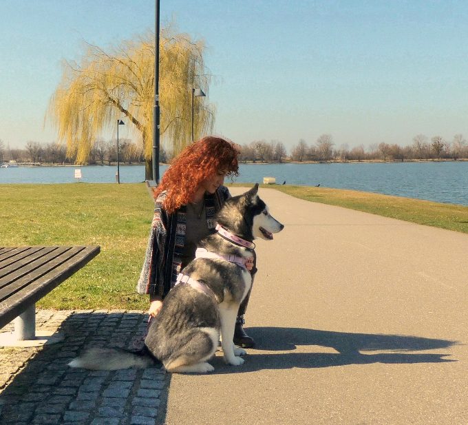 Hundesitter Didi beim Spaziergang mit einem Hund an einem schönen Wochenendtag mit blauen Himmel