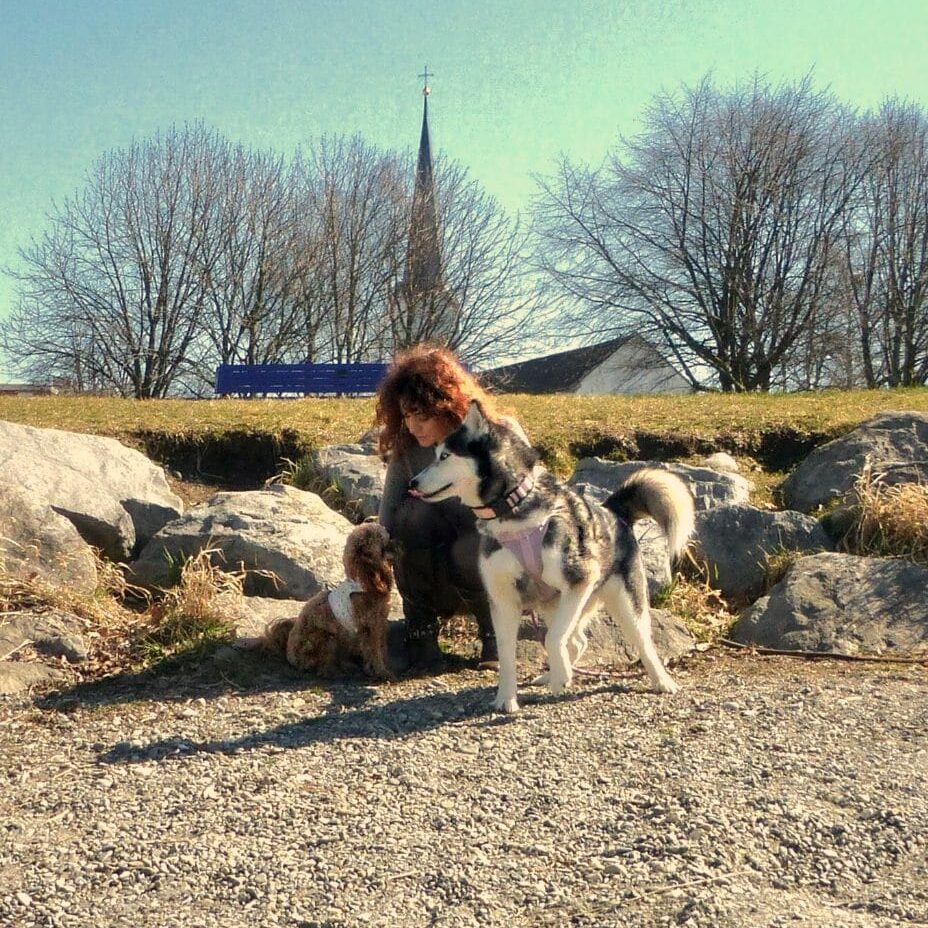 Hundebesitzerin Didi bei dem Hundebetreuung Vorarlberg - Spazierengehen am See